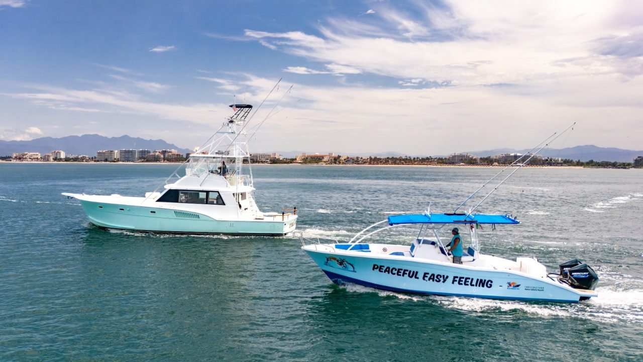 Barcos de Ol' Salty's Ranch navegando frente a Nuevo Vallarta, a 15 minutos de El Pitillal