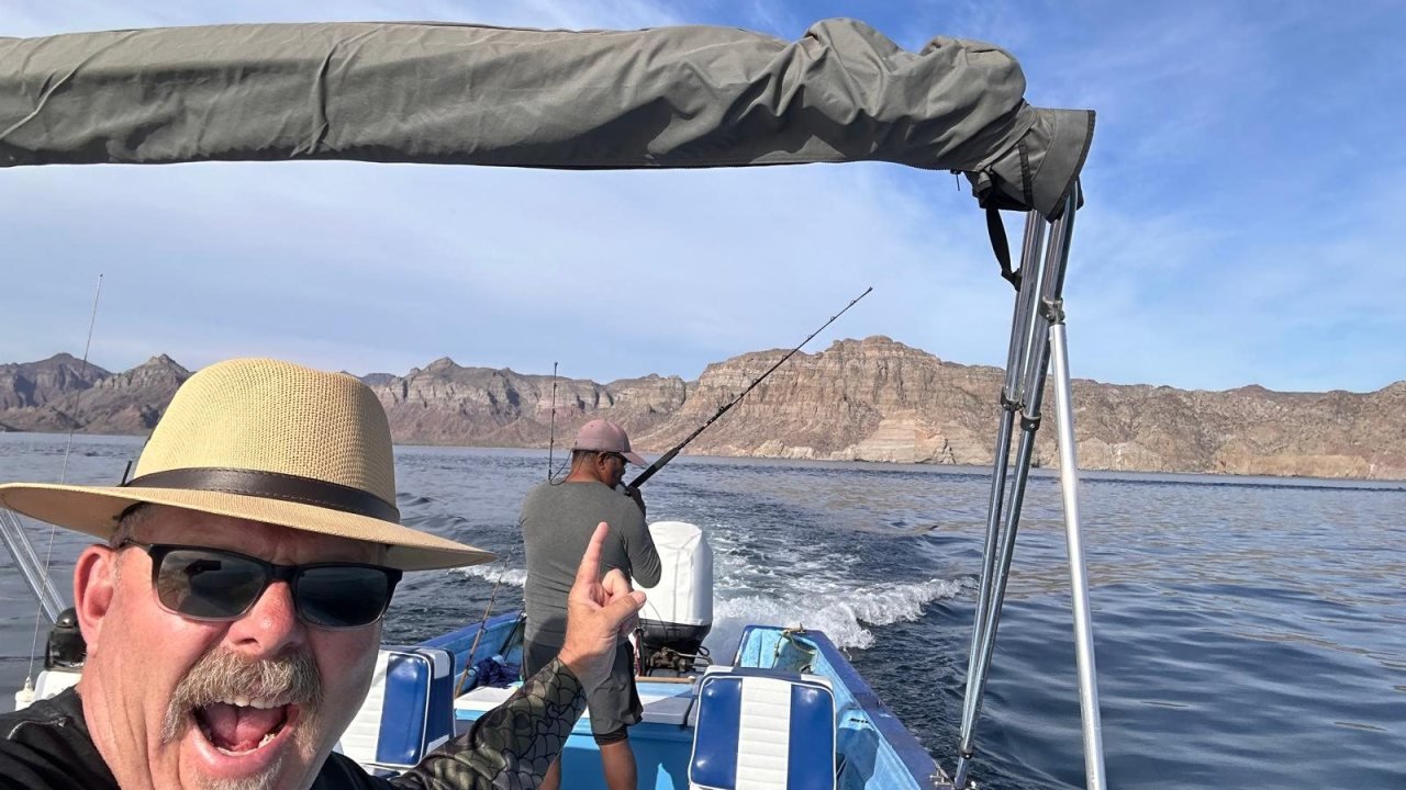La panga Loreto Star rumbo a las islas con la Sierra de la Giganta al fondo, Loreto, Baja California Sur